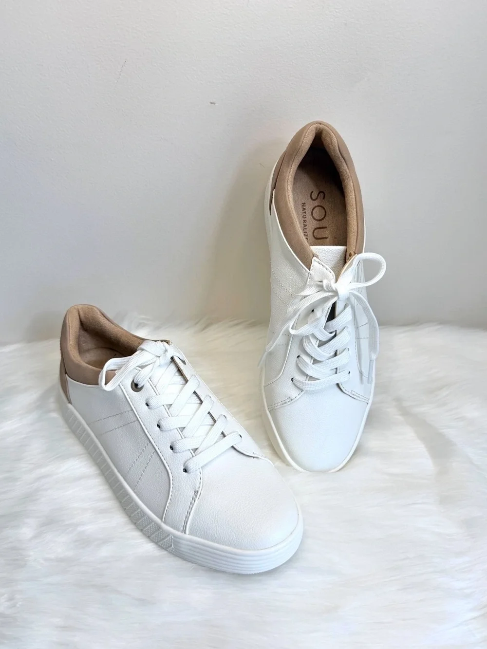 NIB SOUL Natralizer Neela Smooth Faux Leather Lace-Up Sneakers White Taupe Sz. 7